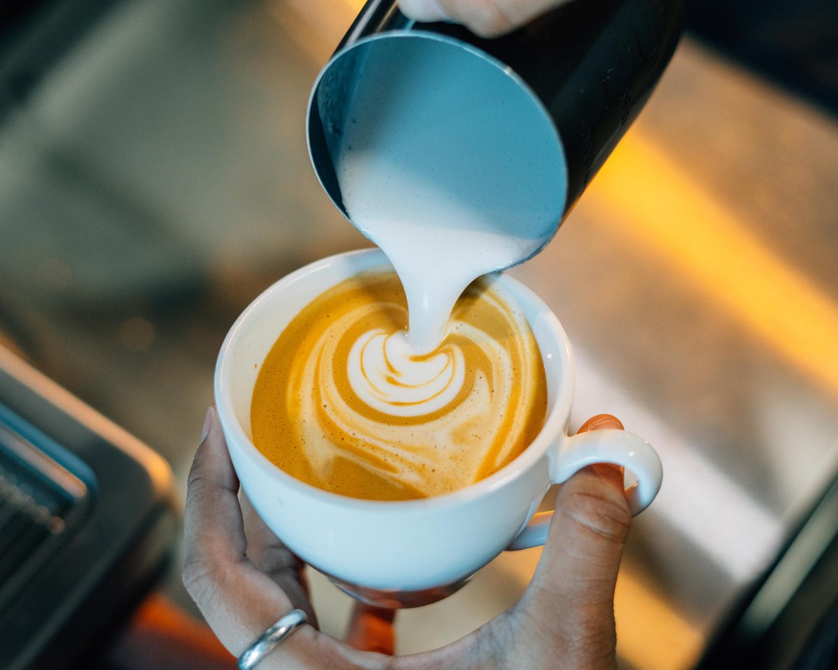 Latte art servido en Café y Negocios