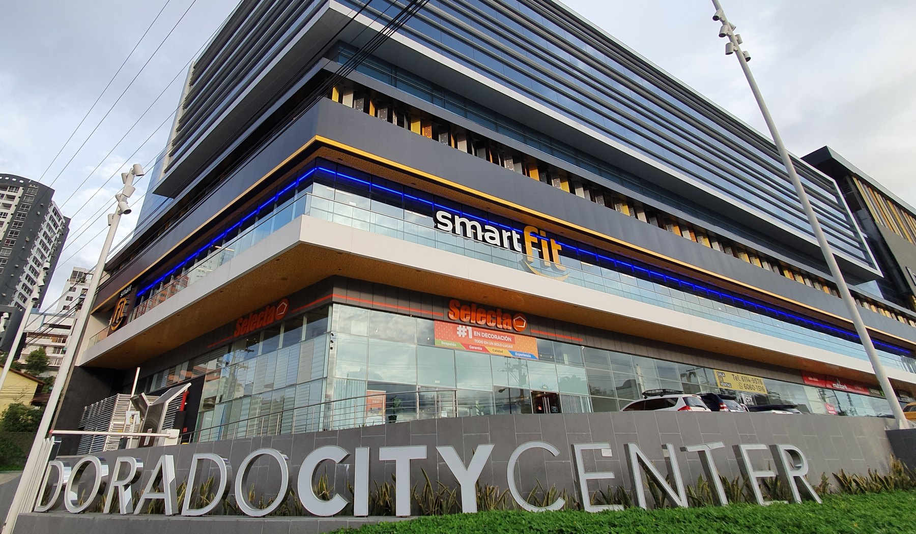 Fachada de Dorado City Center, plaza donde se ubica BeProductive